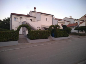 Apartments with a parking space Njivice, Krk - 14932